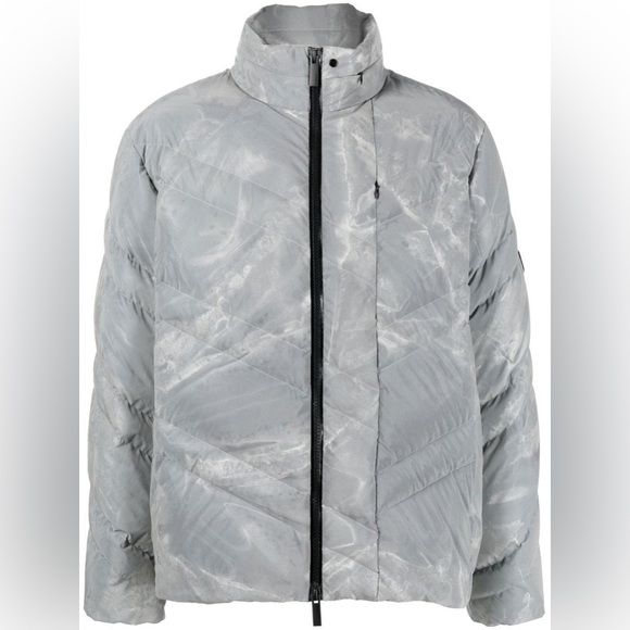 Patterned with an abstract muted take on camouflage print, this Monclear 🧥 - Picture 2 of 4